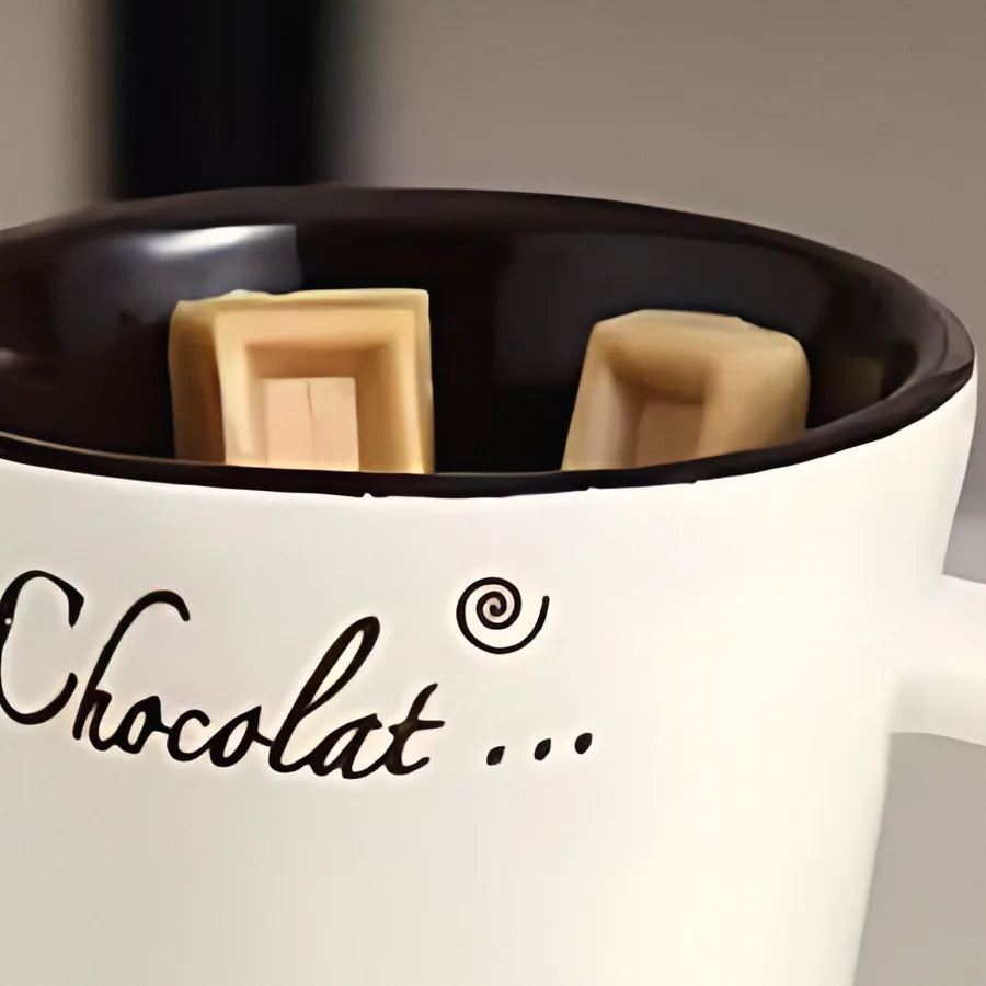 Carrés de chocolat dans le MeltaMug blanc
