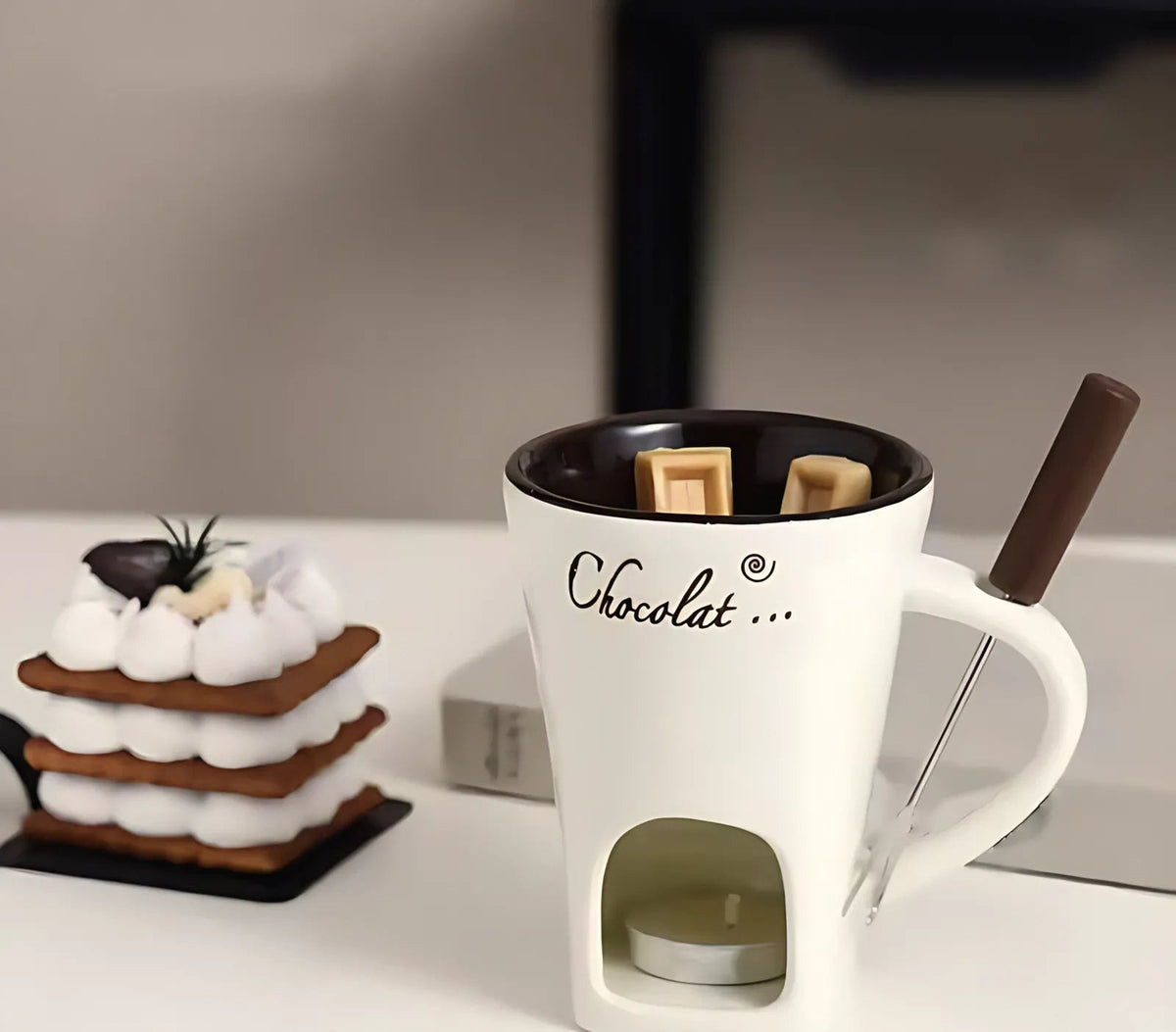 MeltaMug blanc avec carrés de chocolat et bougie chauffe-plat