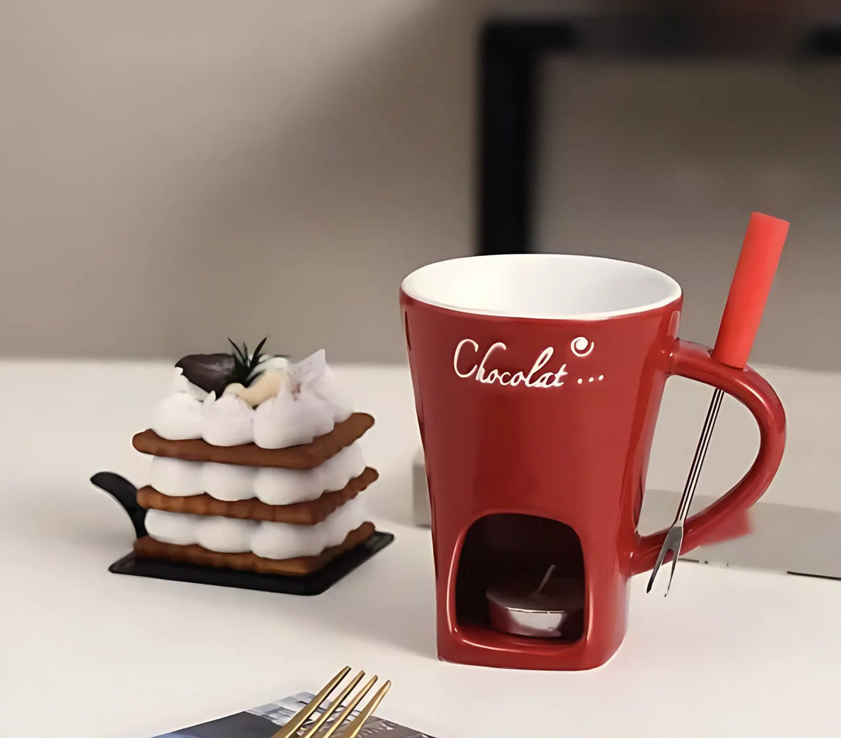 MeltaMug rouge à côté d’un dessert